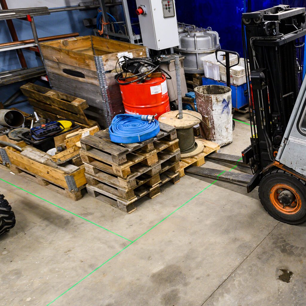 Laserilla merkitty lastausalue varastolla