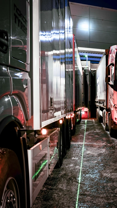 Viivalaser rekka-auton vieressä pimeällä lastausalueella