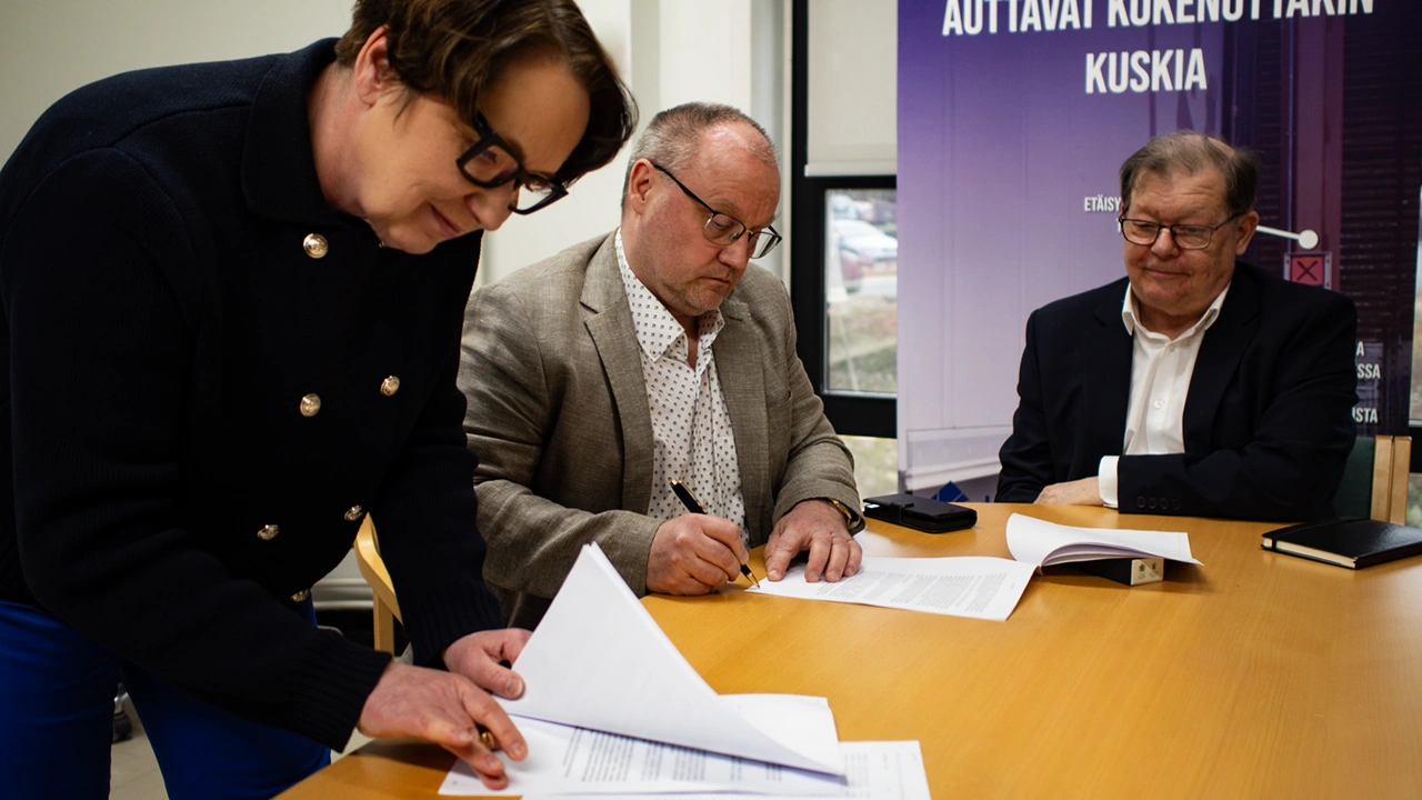 Theralux-liiketoimintakaupan allekirjoitus. Kuvassa Oili Eronen Keypointilta, Sami Tolvanen Kuvistaa Oy:ltä ja juridinen neuvontajana Sakari Oikarinen Confidentumilta