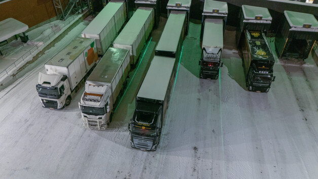 Rekkoja lastauslaiturilla, laserohjausviivat näkyvillä