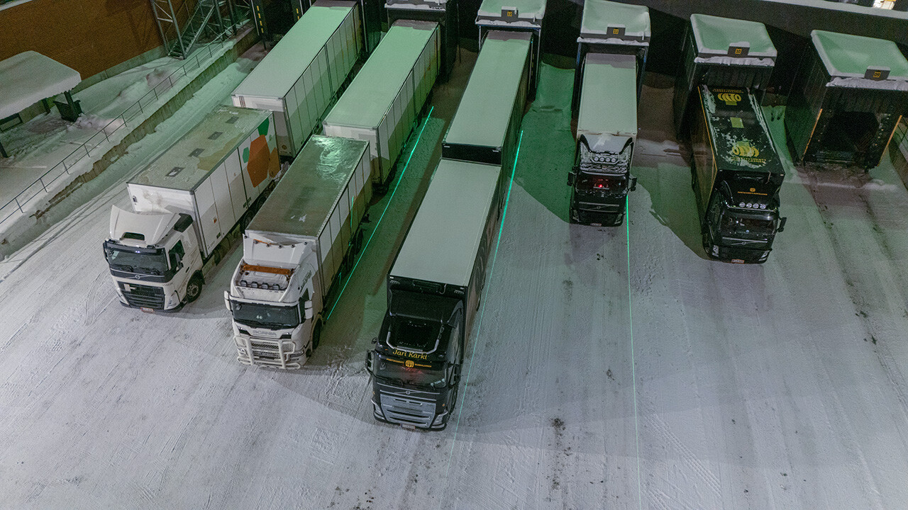 Rekkoja lastauslaiturilla, laserohjausviivat näkyvillä